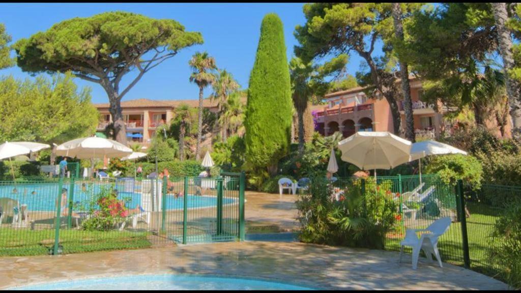 Entre mer et piscine Hyères Extérieur photo
